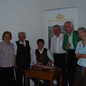 Sechs Menschen stehen im Halbkreis