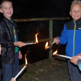 Kinder halten Fackeln