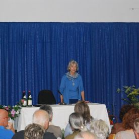 Rednerin vor blauem Hintergrund