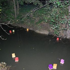 Vier bunte Laternen im Wasser