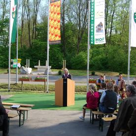 Rednerin am Rednerpult bei Veranstaltung