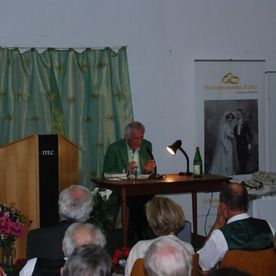 Gäste hören sitzendem Redner zu