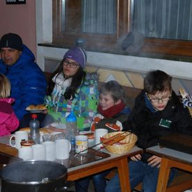 Erwachsene und Kinder auf Bank