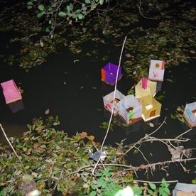 Bunte Laternen schwimmen im Wassre