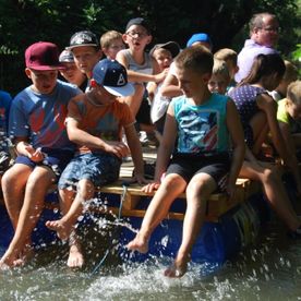 Kinder auf einem Floß im Wasser