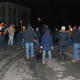 Menschen halten Neujahrsfackeln