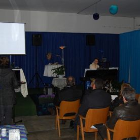 Gäste hören Keyboardspielerin zu