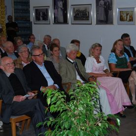 Sitzende Gäste hören Redner zu