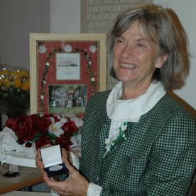 Frau hält kleine Box