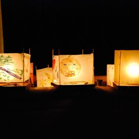 Leuchtende Laternen in der Nacht