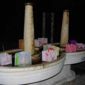 Laternen schwimmen im Brunnen