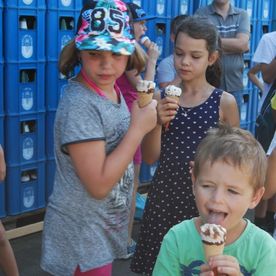 Kinder essen Eis