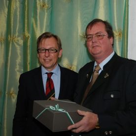Geschenküberreichung zwischen zwei Männern