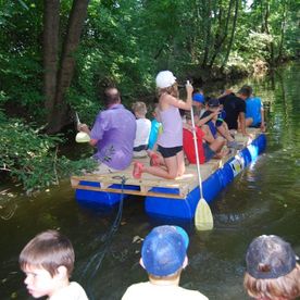 Kinder auf einem Floß im Wasser