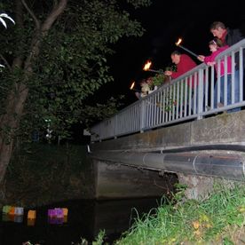 Kinder auf der Brücke