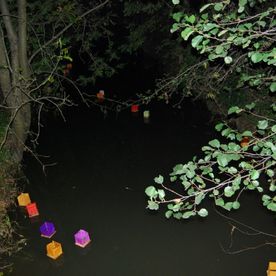 Bunte Laternen schwimmen im Wasser