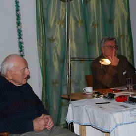 Gäste sitzen um Tisch
