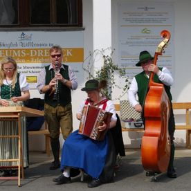 Musiker spielen Instrumente