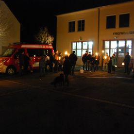 Menschen stehen vor der Freiwilligen Feuerwehr