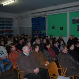 Gäste sitzen im Raum