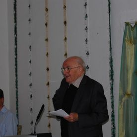 Mann hält rede am Rednerpult
