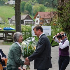 Mann überreicht Blumenstrauß