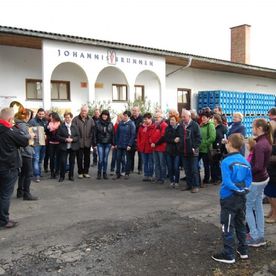 Menschengruppe vor dem Brunnen