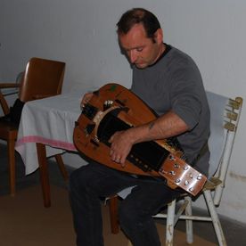 Mann mit Instrument