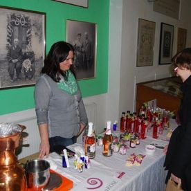 Valentinsfeier Frau bedient sich
