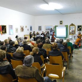 Sitzende Menschen im Raum