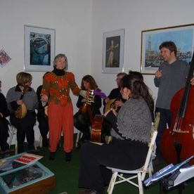 Musiker mit Instrumenten in Aktion
