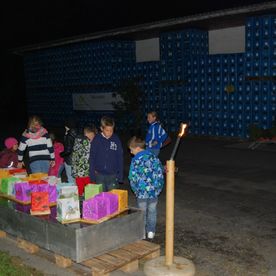 Kinder beobachten Laternen