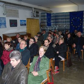 Gäste sitzen im Raum