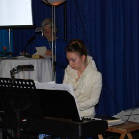 Frau spielt Keyboard