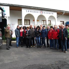 Menschen vor dem Johannisbrunnen-Haus