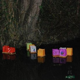 Bunte Laternen schwimmen im Fluss