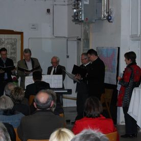 Männer und Frauen singen vor Publikum