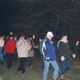 Menschen gehen zusammen mit Fackeln