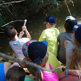 Kinder auf einem Floß im Wasser